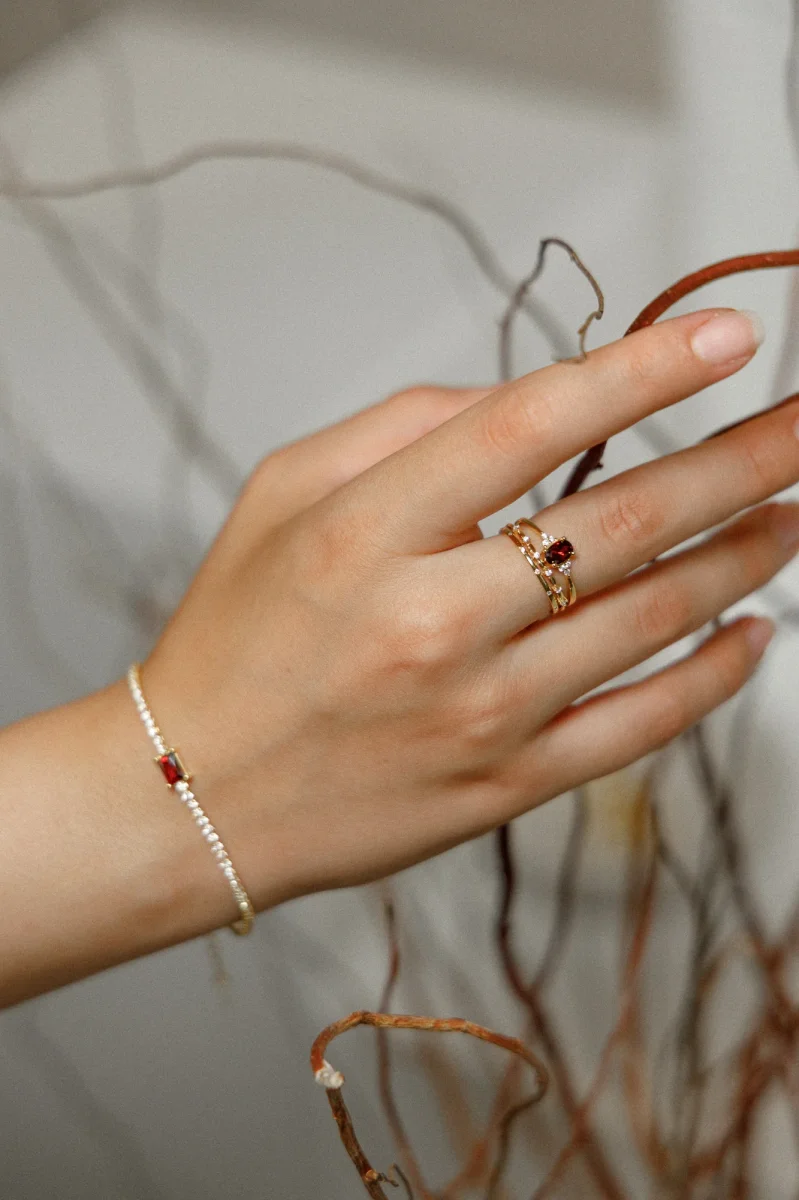 RUBY – Ring mit weinrotem Zirkonia, aus 925 Silber 18K vergoldet – Bild 4